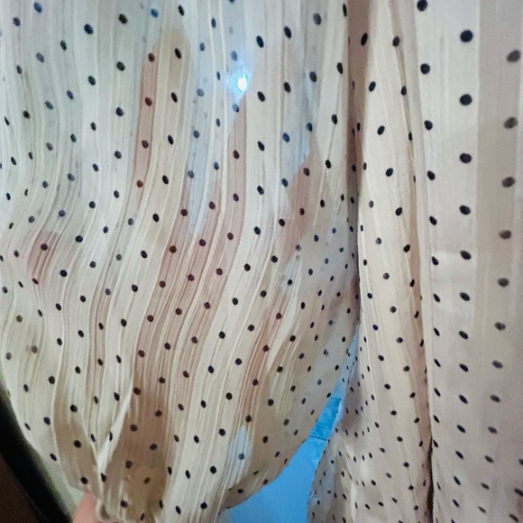 So pretty ..Roz & Ali warm cream color and black dots Blouse! - Picture 4 of 7